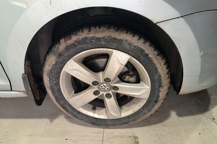 Used Volkswagen Santana 2015 1.6L Manual Comfort Edition Right Front Wheel Hub