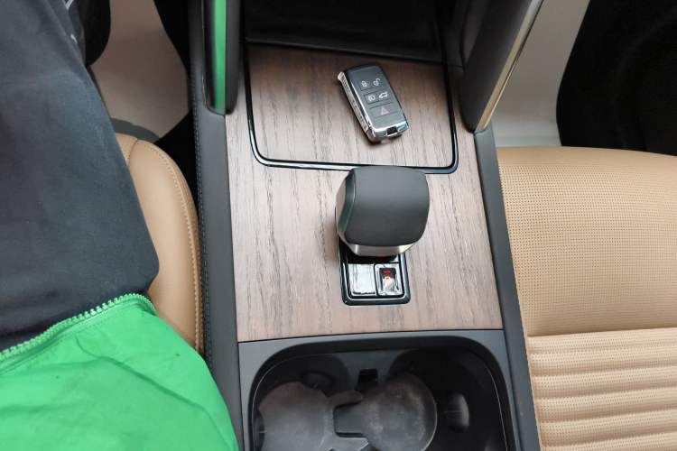 Used Land Rover Discovery Sport New Energy 2024 1.5T P300e Plug-in Hybrid Electric Version Gear Lever