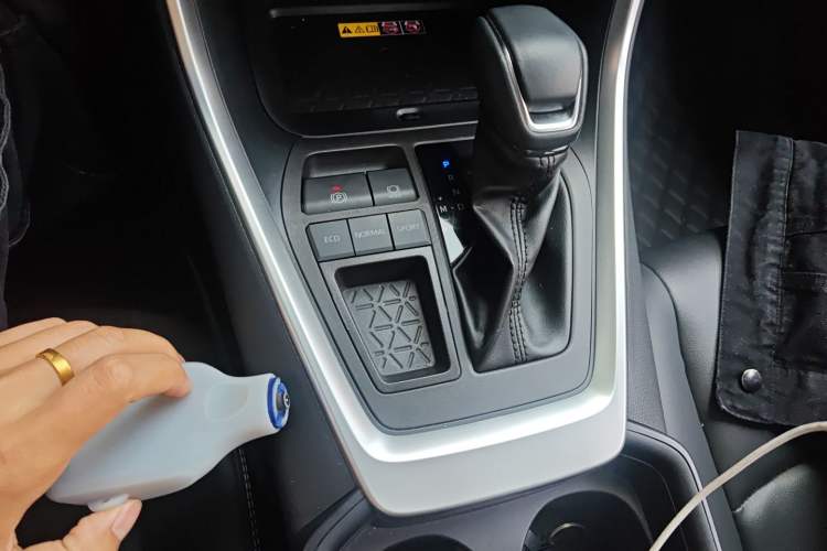 Used Toyota RAV4 2023 2.0L CVT Two-Wheel Drive 20th Anniversary Platinum Edition
