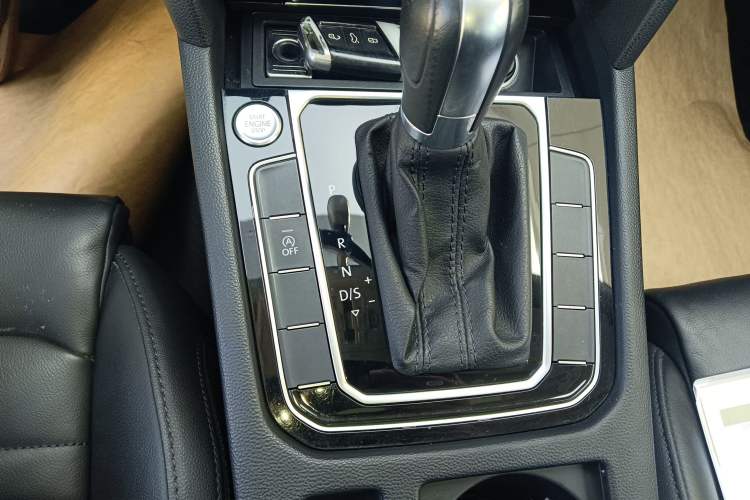 Used Volkswagen Magotan 2019 330TSI DSG Luxury Version China VI Standard Gear Lever