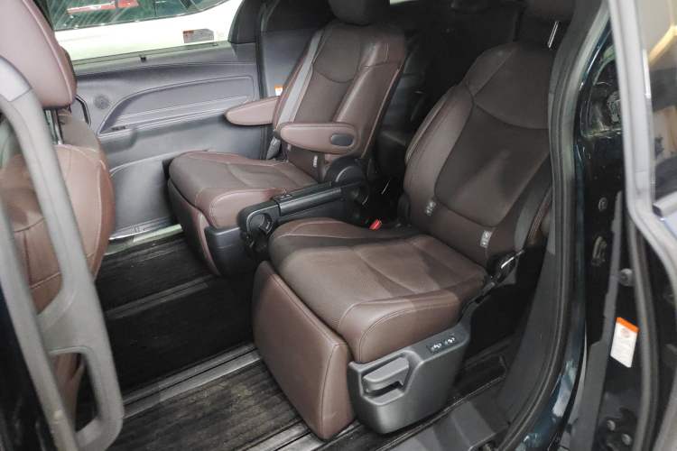 Used Toyota Granvia 2023 2.5L Hybrid Flagship VIP Edition