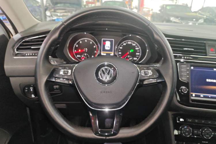 Used Volkswagen Tiguan L 2017 330TSI Automatic Two-Wheel Drive Luxury Edition
