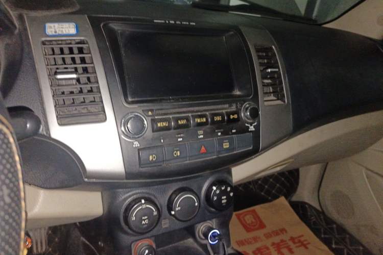 Used Land X8 2012 Explorer Edition 2.0T Diesel 4x2 Luxury Model Audio And AC Panel