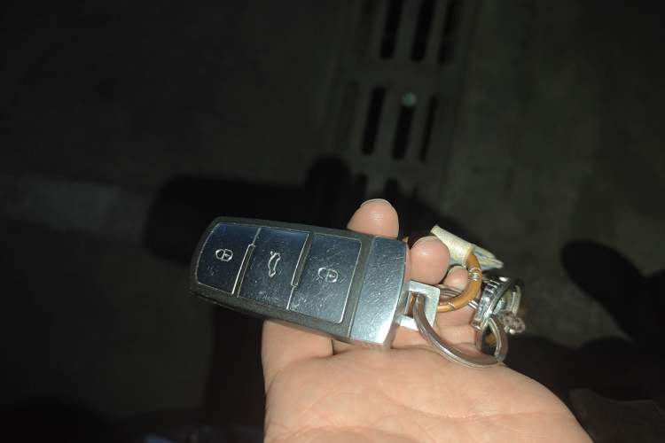 Used Volkswagen Magotan 2015 Revised Version 2.0 TSI Luxury Edition Vehicle Key