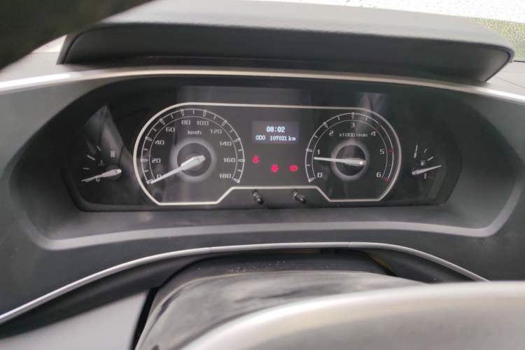 Used SAIC MAXUS Xintu V80 2021 2.0T PLUS Manual All-Around King Long Wheelbase Mid-Roof Variant with 6/7/8/9 Seats Odometer Close Up