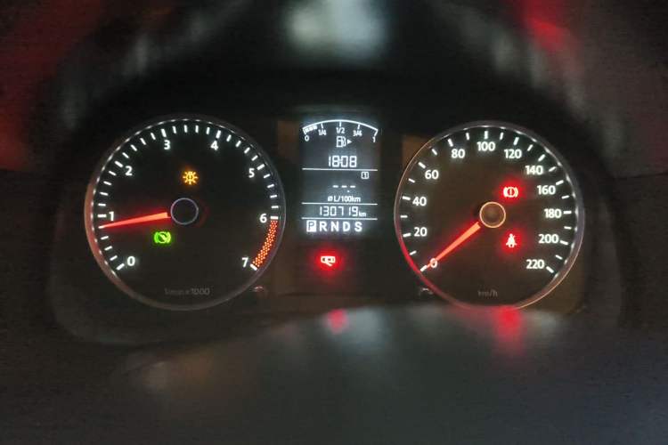 Used Volkswagen Lavida 2011 1.6L Automatic PinYou Edition Odometer Close Up