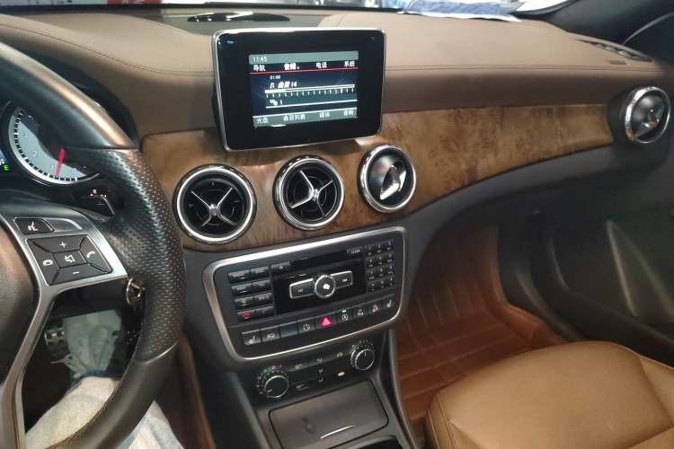 Used Mercedes-Benz GLA 2015 GLA 260 4MATIC Audio And AC Panel