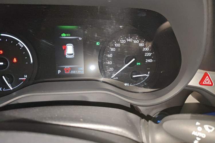 Used Toyota Granvia 2022 2.5L Hybrid Prestige Edition Odometer Close Up