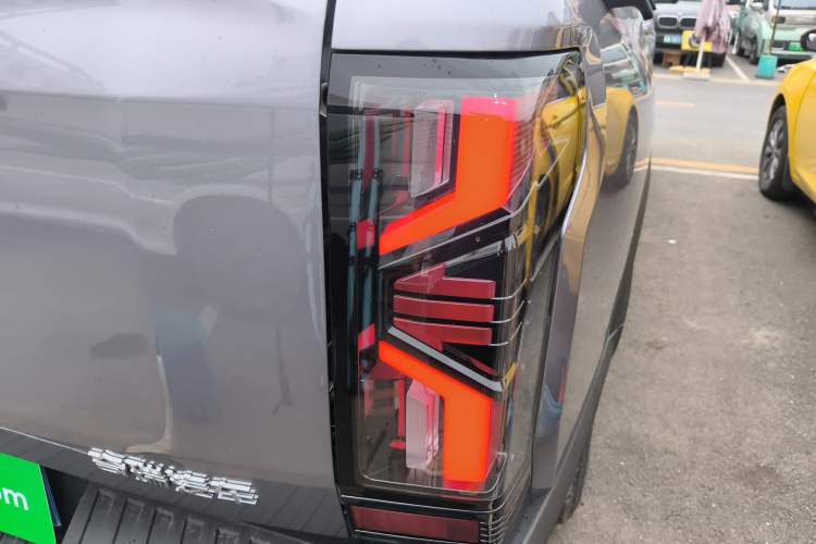 Used RELY Venucia R08 2025 Model 2.3T 8AT 2WD Diesel Long Box Trail Edition Right Rear Taillight