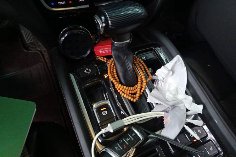 Used GAC Trumpchi GS8 2017 320T Two-Wheel Drive Luxury Smart Connectivity Version (7 Seats) Gear Lever