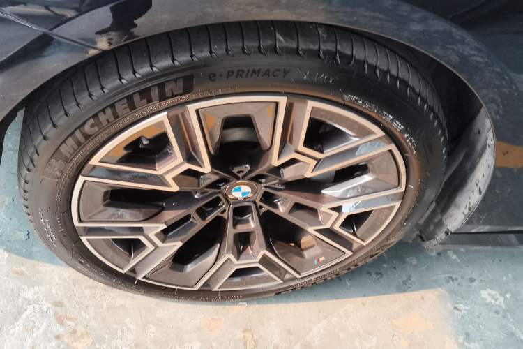 Used BMW 5 Series 2025 530Li Luxury Edition M Sport Package Left Front Wheel Hub