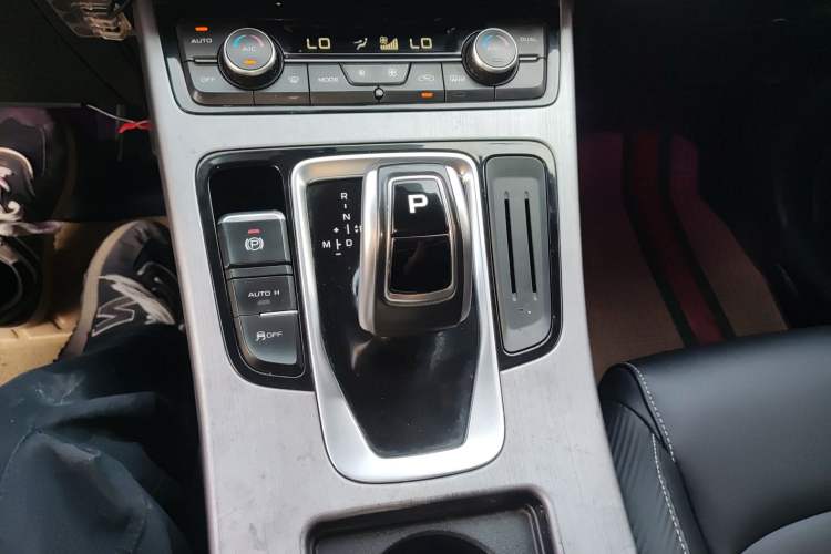 Used Geely Auto Emgrand X7 Sport 2021 Million Edition 1.8TD DCT Two-Wheel Drive Comfort Model Gear Lever