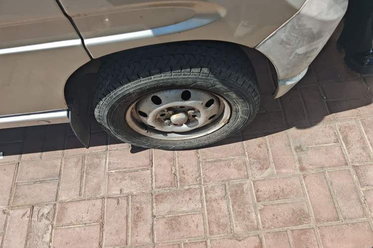 Used Wuling Zhiguang 2010 1.0L Liye Edition Right Front Wheel Hub