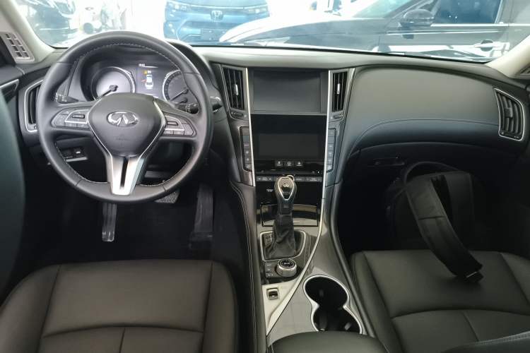 Used Infiniti Q50L 2018 2.0T Comfort Edition China VI Standard Center Console