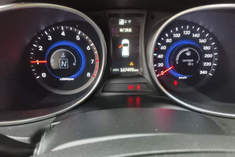 Used Hyundai Santa Fe 2013 2.4L Automatic 4x4 Comfort Edition Odometer Close Up