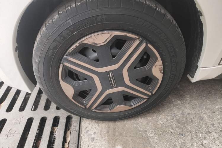 Used Baojun E200 2018 Intelligent Driving Edition Left Front Wheel Hub