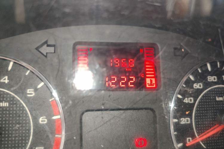 Used Wuling Rongguang V 2015 1.5L Practical Version Odometer Close Up