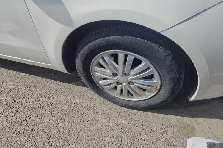 Used Kia K2 2012 Sedan 1.4L Automatic GLS Commemorative Edition Right Front Wheel Hub