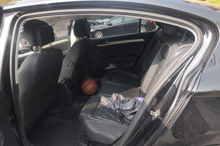 Used Volkswagen Magotan GTE Plug-in Hybrid 2020 GTE Luxury Model Left Rear Seat