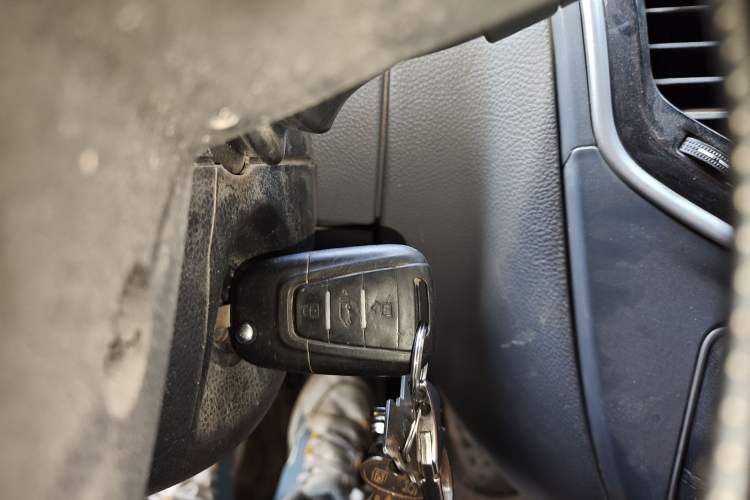 Used SAIC MAXUS Xintu V80 2023 2.0T Manual Classic Aoyuntong Short Wheelbase Ultra-Low Roof 5/6-Seater