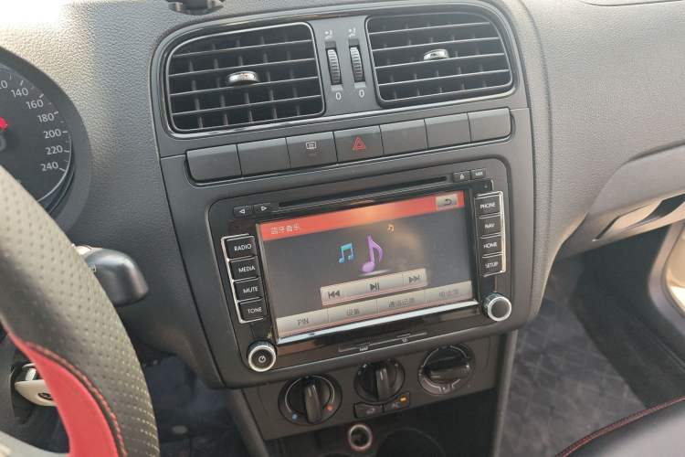 Used Volkswagen Polo 2013 1.4L Manual Fashion Edition Audio And AC Panel