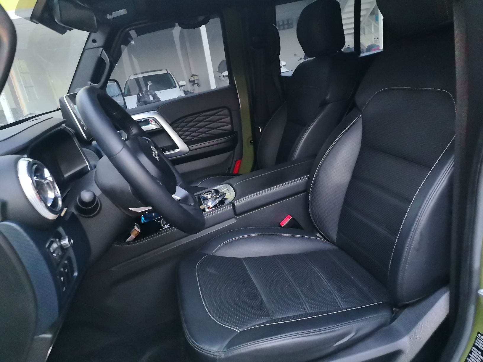 Переднее сиденье в автомобиле