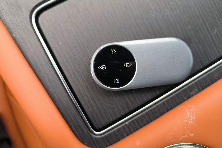 Used Hima AITO M8 2025 Extended-Range Max+ Version 53.4 kWh 6-Seater Edition Vehicle Key