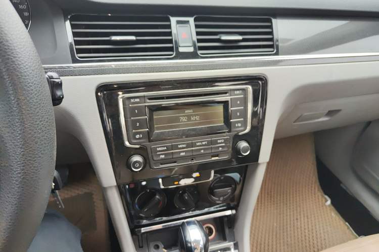 Used Volkswagen Bora 2013 1.6L Automatic Fashion Model Audio And AC Panel