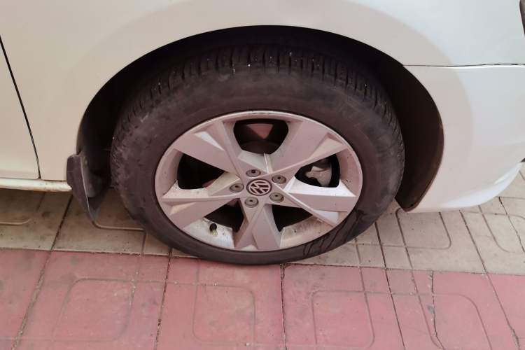 Used Volkswagen Bora 2013 1.6L Manual Comfort Model Right Front Wheel Hub