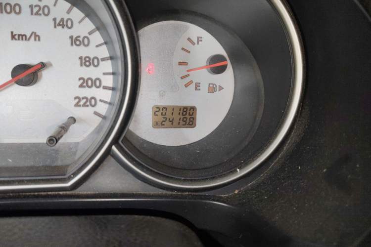 Used Nissan Livina 2010 Jingrui Edition 1.6L Manual Standard Model Odometer Close Up