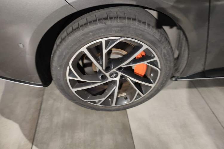 Used IM L7 2022 Dynamic Model Right Rear Wheel Hub