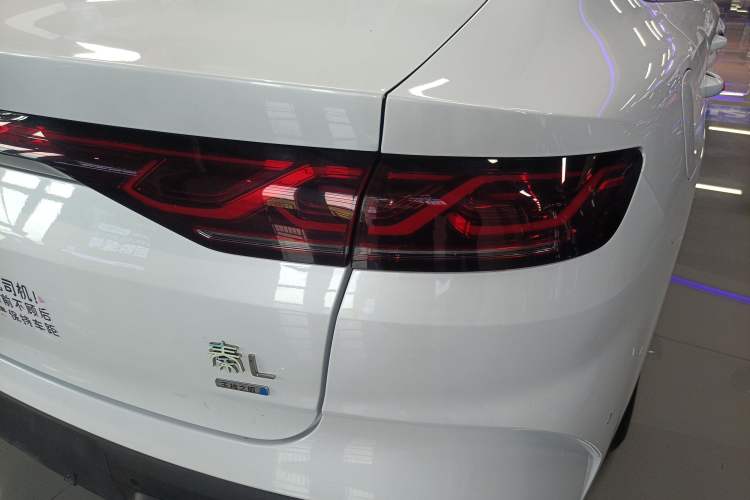 Used BYD Qin L 2025 DM-i Smart Drive 80KM Leading Model Right Rear Taillight