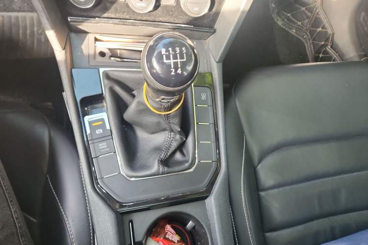 Used Volkswagen Lamando 2015 280TSI Manual Comfort Edition Gear Lever