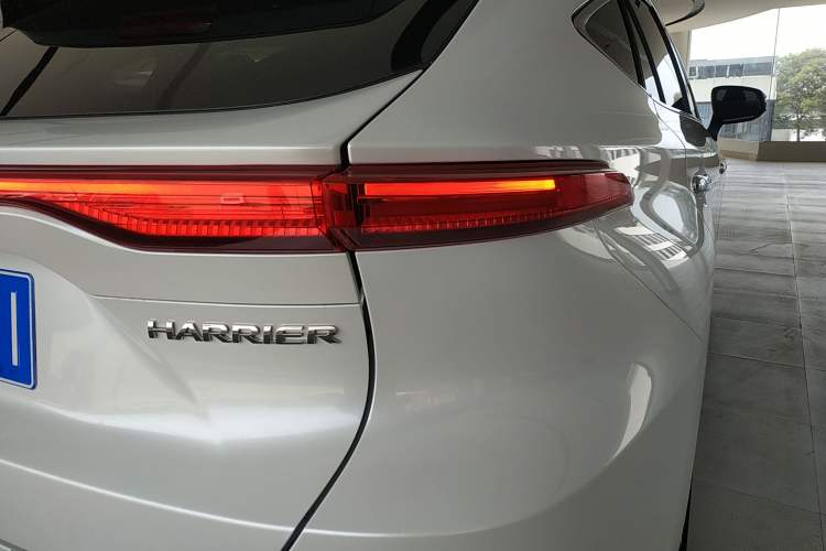 Used Toyota Harrier 2022 2.0L CVT Two-Wheel Drive Luxury Edition
