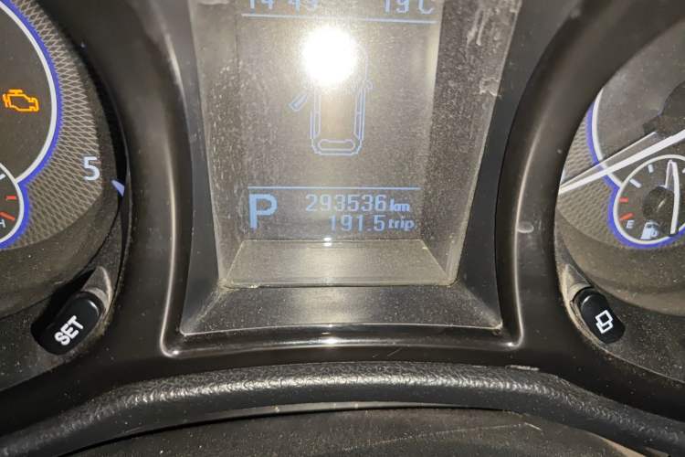 Used JMC Yusheng S350 2017 2.0T Automatic 2WD Diesel Luxury Version with Sunroof 5 Seats
