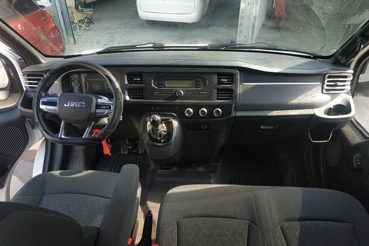 Used JMC Fushun 2022 2.0T Manual Multi-Function Passenger Vehicle Mid-Range High Roof 6-7 Seats
