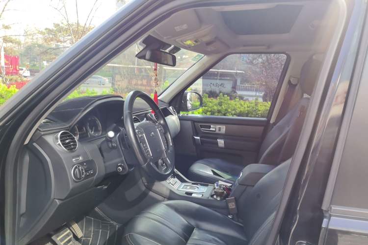 Used Land Rover Discovery 2016 3.0 SC Obsidian Black Heritage Edition HSE Left Front Seat