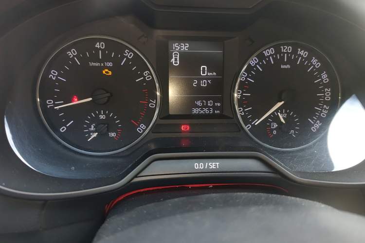 Used Skoda Octavia 2017 1.6L Manual Front-Wheel-Drive Version Odometer Close Up