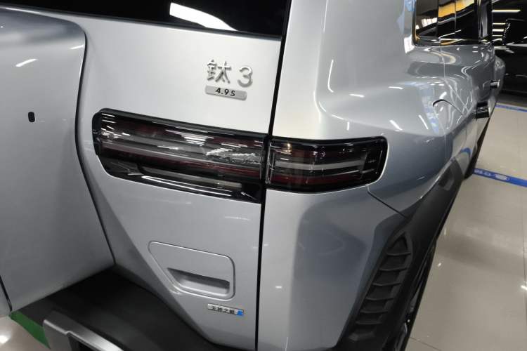 Used Formula Leopard Titanium 3 2025 501KM All-Wheel Drive Intelligent Driving Ultra Version Right Rear Taillight