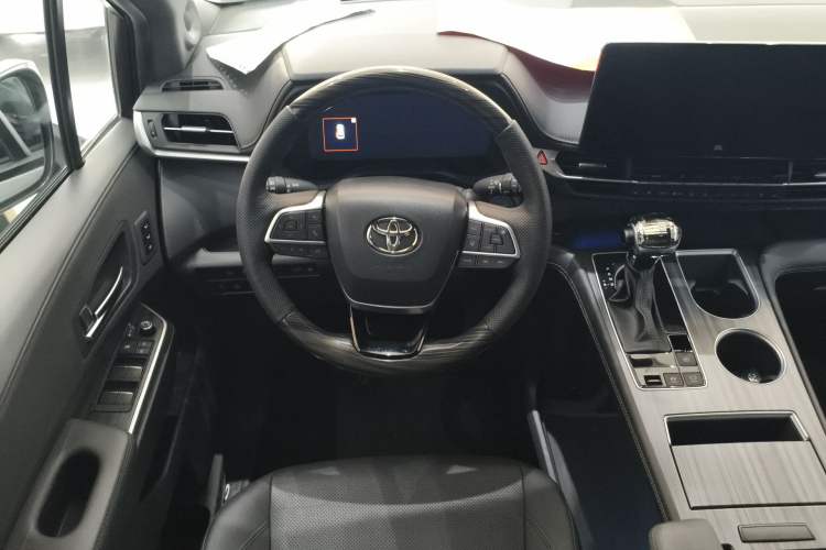 Used Toyota SIENNA 2021 2.5L Hybrid Platinum Edition Steering Wheel