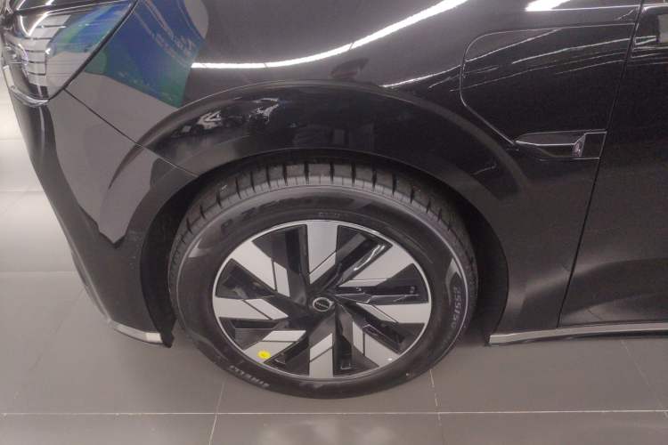 Used Volvo EM90 2025 Ultra Six-Seater Left Front Wheel Hub