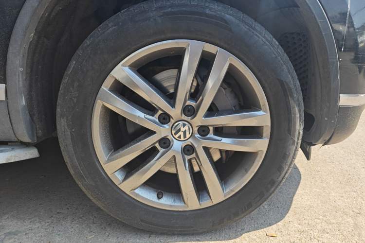 Used Volkswagen Touareg 2017 3.0 TSI Touareg Edition Right Front Wheel Hub