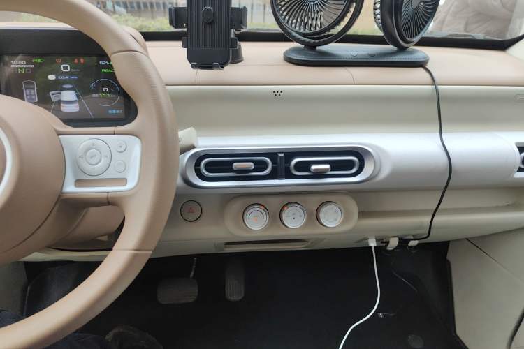 Used Wuling Hongguang MINIEV 2024 3rd Generation 215km Youth Edition Audio And AC Panel