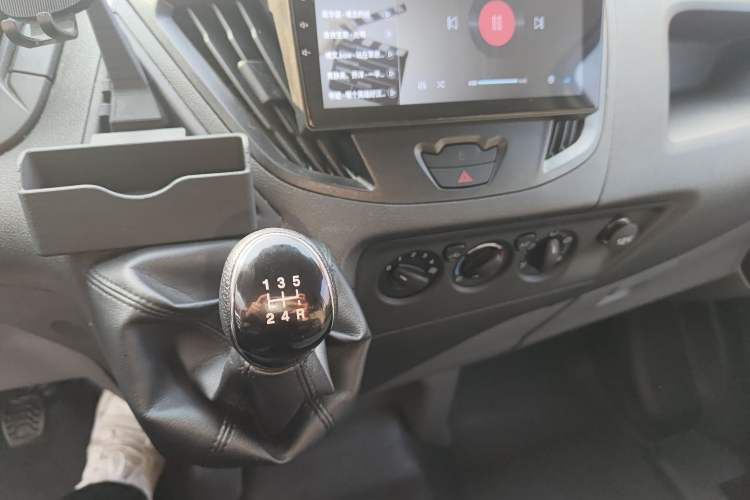 Used Ford Transit 2019 2.0T Diesel Van Mid-Chassis Mid-Roof 3-Seater China VI Standard
