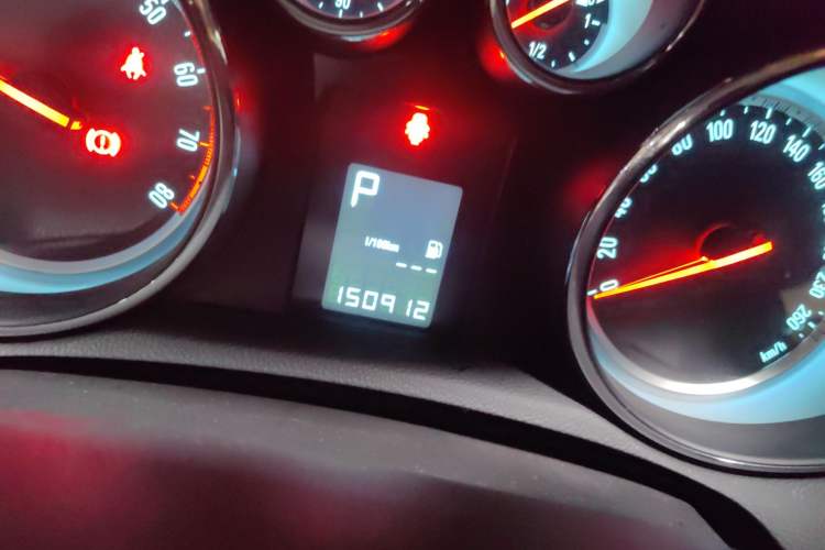 Used Buick Encore 2015 1.4T Automatic Two-Wheel Drive Urban Leading Model Odometer Close Up