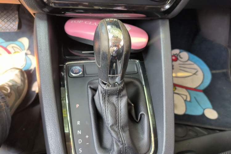 Used Volkswagen Sagitar 2015 230TSI Automatic Luxury Model Gear Lever