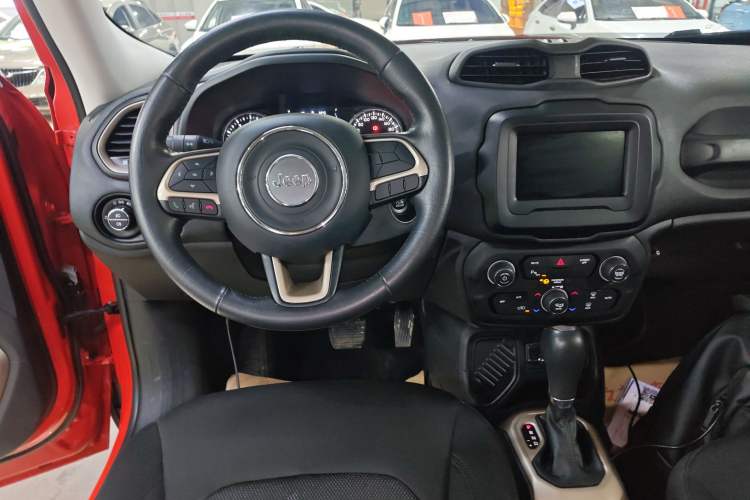 Used Jeep Renegade 2018 Connected Large Screen Version 180T Automatic Jingneng Version Audio And AC Panel