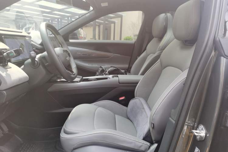 Used Lynk & Co 08 EM-P 2023 120km Long-Range Halo