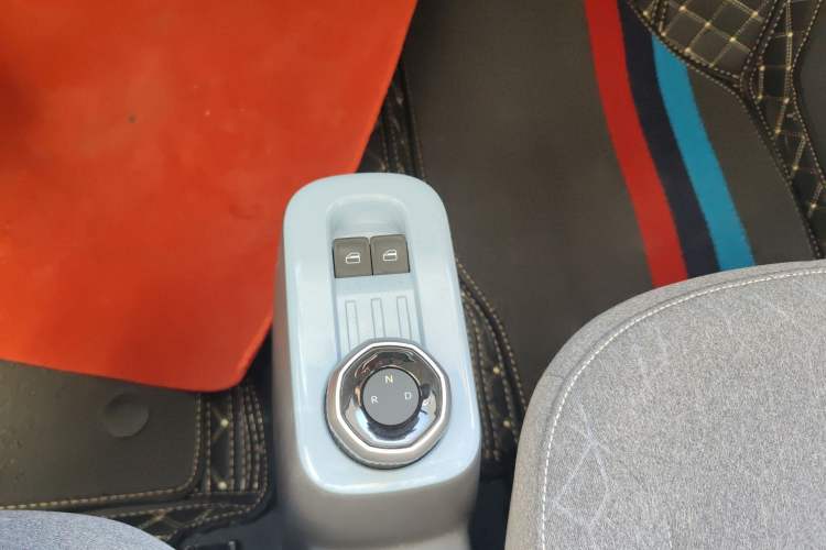 Used Geely Galaxy Panda 2024 Panda Mini 200km Endurance Bear Gear Lever