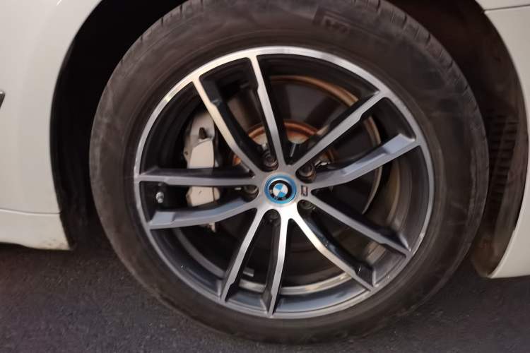 Used BMW 5 Series New Energy 2022 Restyled 535Le M Sport Package Right Front Wheel Hub
